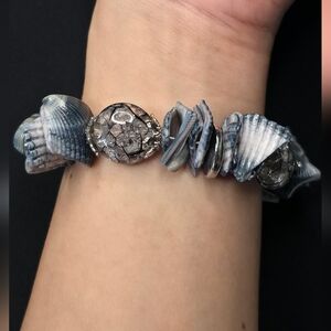 Source Unknown Blue Grey Shell With Glass Like Beads Stretch Bracelet